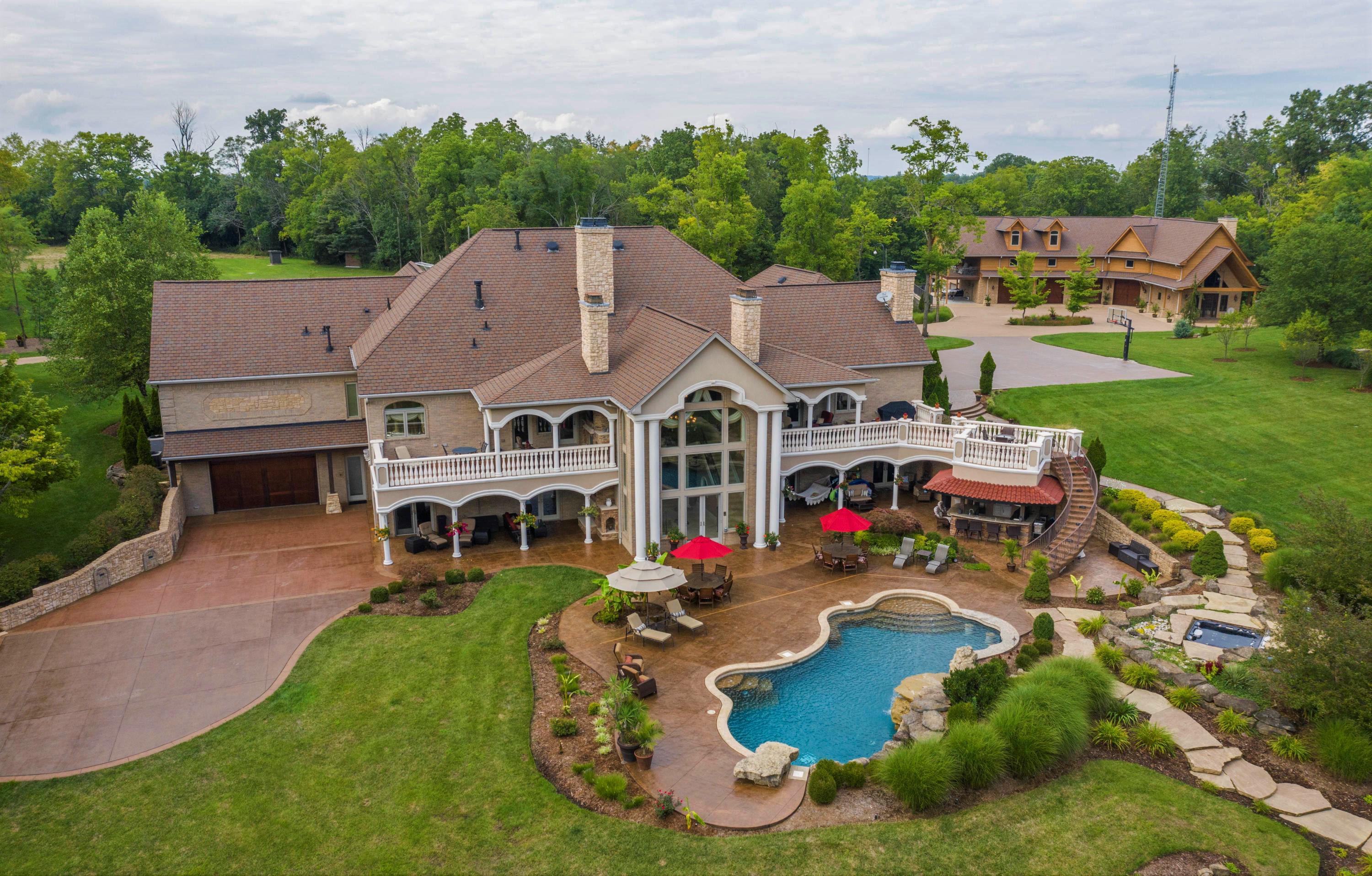 Sunlit Kentucky estate retreat with wide lawns at golden hour